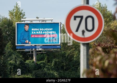 Prag, Tschechische Republik. Oktober 2021. Eine Plakatwand für den tschechischen Premierminister Andrej Babis von der ANO-Partei, die auf der Straße des Prager Zentrums aufgestellt wurde. Die Parlamentswahlen in der Tschechischen Republik finden am 7. Und 8. Oktober 2021 statt. (Bild: © Tomas Tkacik/SOPA Images via ZUMA Press Wire) Stockfoto