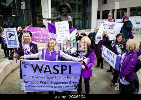 Manchester, Großbritannien. Oktober 2021. Menschen mit Plakaten nehmen an dem Protest Frauen für staatliche Rentenunjustice Teil. Vor der Konferenz der Konservativen Partei versammeln sich Menschen an der Emmeline Pankhurst-Statue auf dem Petersplatz. Die stille Kundgebung ist eine visuelle Botschaft an die Regierung, die die PHSOÕs-Erkenntnisse über Missstände in der Verwaltung offenbar nur ungern unterstützen will. ÊAndy Barton/Alamy Live News Credit: Andy Barton/Alamy Live News Stockfoto