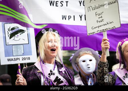 Manchester, Großbritannien. Oktober 2021. Menschen mit Plakaten nehmen an dem Protest Frauen für staatliche Rentenunjustice Teil. Vor der Konferenz der Konservativen Partei versammeln sich Menschen an der Emmeline Pankhurst-Statue auf dem Petersplatz. Die stille Kundgebung ist eine visuelle Botschaft an die Regierung, die die PHSOÕs-Erkenntnisse über Missstände in der Verwaltung offenbar nur ungern unterstützen will. ÊAndy Barton/Alamy Live News Credit: Andy Barton/Alamy Live News Stockfoto