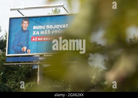 Prag, Tschechische Republik. Oktober 2021. Eine Wahlplakat für den tschechischen Ministerpräsidenten Andrej Babis von der ANO-Partei, die auf der Straße des Prager Zentrums aufgestellt wurde. Die Parlamentswahlen in der Tschechischen Republik finden am 7. Und 8. Oktober 2021 statt. (Foto von Tomas Tkacik/SOPA Images/Sipa USA) Quelle: SIPA USA/Alamy Live News Stockfoto