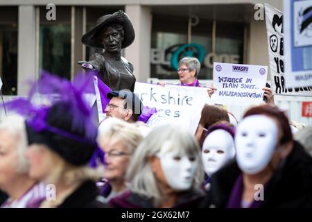 Manchester, Großbritannien. Oktober 2021. Menschen mit Plakaten nehmen an dem Protest Frauen für staatliche Rentenunjustice Teil. Vor der Konferenz der Konservativen Partei versammeln sich Menschen an der Emmeline Pankhurst-Statue auf dem Petersplatz. Die stille Kundgebung ist eine visuelle Botschaft an die Regierung, die die PHSOÕs-Erkenntnisse über Missstände in der Verwaltung offenbar nur ungern unterstützen will. ÊAndy Barton/Alamy Live News Credit: Andy Barton/Alamy Live News Stockfoto