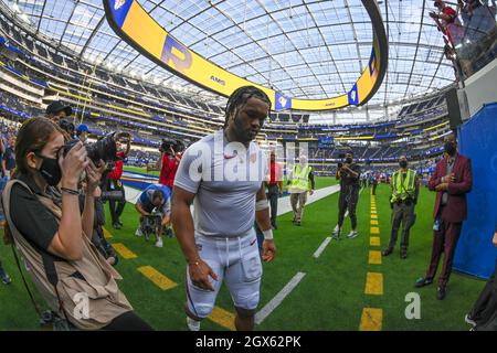 Arizona Cardinals Quarterback Kyler Murray (1) verlässt das Feld nach einem NFL-Fußballspiel gegen die Los Angeles Rams, Sonntag, 3. Oktober 2021, in ingle Stockfoto