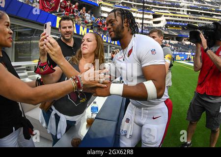 Arizona Cardinals Quarterback Kyler Murray (1) verlässt das Feld nach einem NFL-Fußballspiel gegen die Los Angeles Rams, Sonntag, 3. Oktober 2021, in ingle Stockfoto