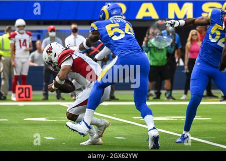 Arizona Cardinals Quarterback Kyler Murray (1) wird von Los Angeles Rams außerhalb des Linienspielers Leonard Floyd (54) während eines NFL-Fußballspiels am Sonntag entlassen Stockfoto
