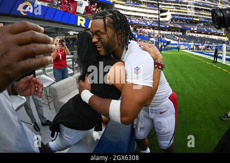 Arizona Cardinals Quarterback Kyler Murray (1) umarmt seine Mutter, Missy Murray, nach einem NFL-Fußballspiel gegen die Los Angeles Rams, Sonntag, Oktober Stockfoto