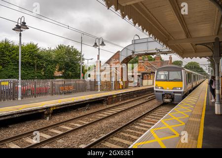 Zug, der auf der Great Eastern Main Line durch die Station Essex fährt Stockfoto