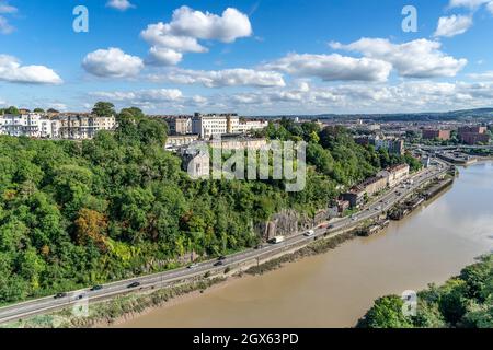 Blick über die Avon Gorge in Bristol von der Clifton Suspension Bridge Stockfoto