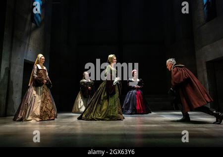 l-r: Jo Herbert (Jane, Lady Rochford), Aurora Dawson-Hunte (Elizabeth Seymour), Rosanna Adams (Anna), Olivia Marcus (Katherine Howard), Ben Miles (Thomas Cromwell) im SPIEGEL UND DAS LICHT im Gielgud Theatre, London W1 06/10/2021 nach ihrem Roman von Hilary Mantel & Ben Miles Musik: Stephen Warbeck Design: Christopher Oram Beleuchtung: Jessica Hung Han Yun Bewegung: Emily Jane Boyle kämpft: Rachid Sabitri Regie: Jeremy Herrin Stockfoto