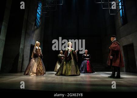 l-r: Jo Herbert (Jane, Lady Rochford), Aurora Dawson-Hunte (Elizabeth Seymour), Rosanna Adams (Anna), Olivia Marcus (Katherine Howard), Ben Miles (Thomas Cromwell) im SPIEGEL UND DAS LICHT im Gielgud Theatre, London W1 06/10/2021 nach ihrem Roman von Hilary Mantel & Ben Miles Musik: Stephen Warbeck Design: Christopher Oram Beleuchtung: Jessica Hung Han Yun Bewegung: Emily Jane Boyle kämpft: Rachid Sabitri Regie: Jeremy Herrin Stockfoto