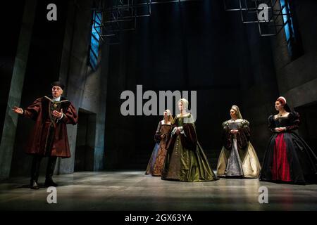 l-r: Ben Miles (Thomas Cromwell), Jo Herbert (Jane, Lady Rochford), Rosanna Adams (Anna), Aurora Dawson-Hunte (Elizabeth Seymour), Olivia Marcus (Katherine Howard) im SPIEGEL UND IM LICHT des Gielgud Theatre, London W1 06/10/2021 nach ihrem Roman von Hilary Mantel & Ben Miles Musik: Stephen Warbeck Design: Christopher Oram Beleuchtung: Jessica Hung Han Yun Bewegung: Emily Jane Boyle Kämpfe: Rachid Sabitri Regie: Jeremy Herrin Stockfoto