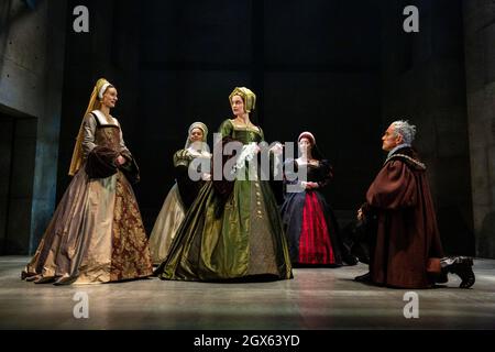 l-r: Jo Herbert (Jane, Lady Rochford), Aurora Dawson-Hunte (Elizabeth Seymour), Rosanna Adams (Anna), Olivia Marcus (Katherine Howard), Ben Miles (Thomas Cromwell) im SPIEGEL UND DAS LICHT im Gielgud Theatre, London W1 06/10/2021 nach ihrem Roman von Hilary Mantel & Ben Miles Musik: Stephen Warbeck Design: Christopher Oram Beleuchtung: Jessica Hung Han Yun Bewegung: Emily Jane Boyle kämpft: Rachid Sabitri Regie: Jeremy Herrin Stockfoto