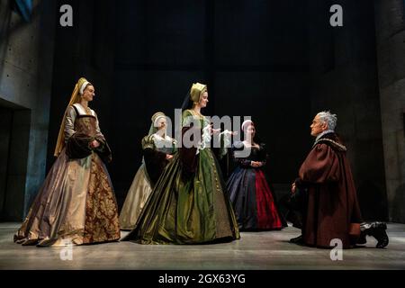 l-r: Jo Herbert (Jane, Lady Rochford), Aurora Dawson-Hunte (Elizabeth Seymour), Rosanna Adams (Anna), Olivia Marcus (Katherine Howard), Ben Miles (Thomas Cromwell) im SPIEGEL UND DAS LICHT im Gielgud Theatre, London W1 06/10/2021 nach ihrem Roman von Hilary Mantel & Ben Miles Musik: Stephen Warbeck Design: Christopher Oram Beleuchtung: Jessica Hung Han Yun Bewegung: Emily Jane Boyle kämpft: Rachid Sabitri Regie: Jeremy Herrin Stockfoto