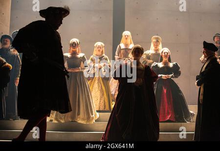 l-r: Nathaniel Parker (King Henry VIII), Rosanna Adams (Anna), Giles Taylor (Erzbischof Thomas Cranmer) im SPIEGEL UND IM LICHT des Gielgud Theatre, London W1 06/10/2021 nach ihrem Roman von Hilary Mantel & Ben Miles Musik: Stephen Warbeck Design: Christopher Oram Beleuchtung: Jessica Hung Han Yun Bewegung: Emily Jane Boyle kämpft: Rachid Sabitri Regie: Jeremy Herrin Stockfoto