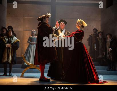 l-r: Nathaniel Parker (König Henry VIII), Giles Taylor (Erzbischof Thomas Cranmer), Rosanna Adams (Anna) im SPIEGEL UND DAS LICHT im Gielgud Theater, London W1 06/10/2021 nach ihrem Roman von Hilary Mantel & Ben Miles Musik: Stephen Warbeck Design: Christopher Oram Beleuchtung: Jessica Hung Han Yun Bewegung: Emily Jane Boyle kämpft: Rachid Sabitri Regie: Jeremy Herrin Stockfoto