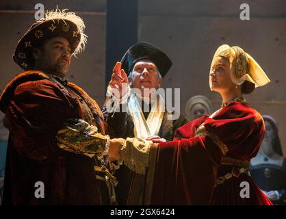 l-r: Nathaniel Parker (König Henry VIII), Giles Taylor (Erzbischof Thomas Cranmer), Rosanna Adams (Anna) im SPIEGEL UND DAS LICHT im Gielgud Theater, London W1 06/10/2021 nach ihrem Roman von Hilary Mantel & Ben Miles Musik: Stephen Warbeck Design: Christopher Oram Beleuchtung: Jessica Hung Han Yun Bewegung: Emily Jane Boyle kämpft: Rachid Sabitri Regie: Jeremy Herrin Stockfoto