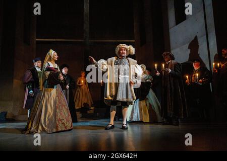 Jo Herbert (Jane, Lady Rochford - mit toter Säuglingsnachfolgerin), Nathaniel Parker (König Henry VIII) im SPIEGEL UND DAS LICHT im Gielgud Theatre, London W1 06/10/2021 nach ihrem Roman von Hilary Mantel & Ben Miles Musik: Stephen Warbeck Design: Christopher Oram Beleuchtung: Jessica Hung Han Yun Bewegung: Emily Jane Boyle kämpft: Rachid Sabitri Regie: Jeremy Herrin Stockfoto