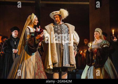 l-r: Giles Taylor (Erzbischof Thomas Cranmer), Jo Herbert (Jane, Lady Rochford - mit toter Säuglingsnachfolgerin), Nathaniel Parker (König Heinrich VIII.), Aurora Dawson-Hunt (Elizabeth Seymour) im SPIEGEL UND DAS LICHT im Gielgud Theatre, London W1 06/10/2021 nach ihrem Roman von Hilary Mantel & Ben Miles Musik: Stephen Warbeck Design: Christopher Oram Beleuchtung: Jessica Hung Han Yun Bewegung: Emily Jane Boyle Kämpfe: Rachid Sabitri Regie: Jeremy Herrin Stockfoto