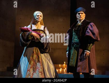 Jo Herbert (Jane, Lady Rochford - mit toter Säuglingsnachfolgerin), Ben Miles (Thomas Cromwell) im SPIEGEL UND DAS LICHT im Gielgud Theatre, London W1 06/10/2021 nach ihrem Roman von Hilary Mantel & Ben Miles Musik: Stephen Warbeck Design: Christopher Oram Beleuchtung: Jessica Hung Han Yun Bewegung: Emily Jane Boyle kämpft: Rachid Sabitri Regie: Jeremy Herrin Stockfoto