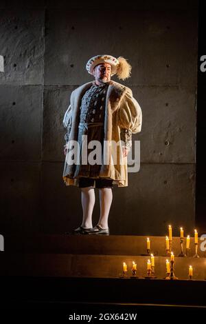 Nathaniel Parker (King Henry VIII) im SPIEGEL UND IM LICHT des Gielgud Theatre, London W1 06/10/2021 nach ihrem Roman von Hilary Mantel & Ben Miles Musik: Stephen Warbeck Design: Christopher Oram Beleuchtung: Jessica Hung Han Yun Bewegung: Emily Jane Boyle Kämpfe: Rachid Sabitri Regie: Jeremy Herrin Stockfoto