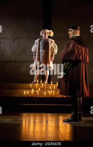 l-r: Nathaniel Parker (King Henry VIII), Ben Miles (Thomas Cromwell) im SPIEGEL UND DAS LICHT im Gielgud Theatre, London W1 06/10/2021 nach ihrem Roman von Hilary Mantel & Ben Miles Musik: Stephen Warbeck Design: Christopher Oram Beleuchtung: Jessica Hung Han Yun Bewegung: Emily Jane Boyle Kämpfe: Rachid Sabitri Regie: Jeremy Herrin Stockfoto