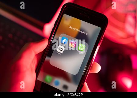 Bangkok, Thailand - 4. Oktober 2021: Das iPhone 7 zeigt seinen Bildschirm mit Facebook, Instagram, WhatsApp und Oculus-Anwendungssymbolen. Stockfoto