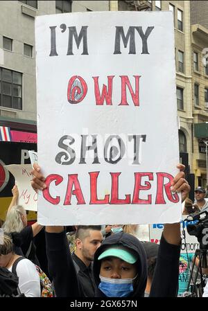 New York, NY, USA. Oktober 2021. Blick auf den Lehrermarsch gegen das Impfmandat in New York City am 4. Oktober 2021. Quelle: Lehrkräfte Marschieren Gegen Impfmandat/Alamy Live News Stockfoto