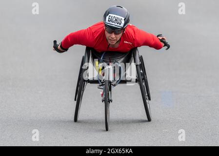 Patricia Eachus beim Virgin Money London Marathon 2021 im Rollstuhl-Rennen in Tower Hill, London, Großbritannien. Rollstuhlfahrer Stockfoto