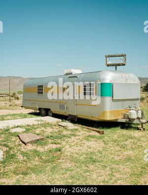 Old Silver Streak RV, an der Route 66 in der Nähe von Kingman, Arizona Stockfoto