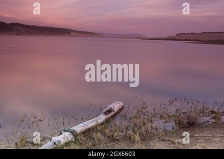 Panoramablick auf den See Praia da Lagoa de Albufeira in der Gemeinde Sesimbra bei Sonnenuntergang Stockfoto