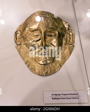 Die goldene Todesmaske von Agamemnon im Museum der antiken Stätte von Mykene Griechenland Stockfoto