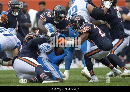 Detroit Lions läuft zurück D'Andre Swift (32) wird in der ersten Halbzeit gegen die Chicago Bears am Sonntag, den 3. Oktober 2021, im Soldier Field in Chicago niedergeschlagen. (Foto von Erin Hooley/Chicago Tribune/TNS/Sipa USA) Quelle: SIPA USA/Alamy Live News Stockfoto