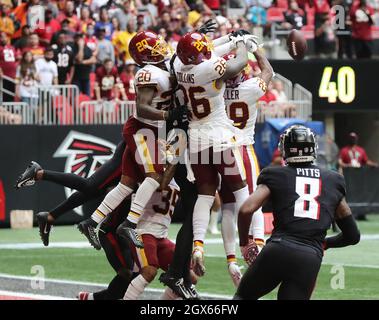 Atlanta, USA. Oktober 2021. Atlanta Falcons knackiges Ende Kyle Pitts sieht so aus, als die Verteidiger des Washingtoner Fußballteams einen letzten zweiten Tiefpass von Matt Ryan in die Endzone schlagen, um am Sonntag, den 3. Oktober 2021, im Mercedes Benz Stadium in Atlanta ihren Sieg über die Falcons von 34-30 zu feiern. (Foto von Curtis Compton/Atlanta Journal-Constitution/TNS/Sipa USA) Quelle: SIPA USA/Alamy Live News Stockfoto