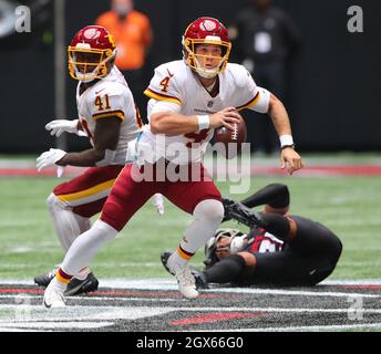 Atlanta, USA. Oktober 2021. Der Washington Football Team Quarterback Taylor Heinicke läuft in der ersten Halbzeit am Sonntag, den 3. Oktober 2021 im Mercedes Benz Stadium in Atlanta zum ersten Mal gegen die Atlanta Falcons. (Foto von Curtis Compton/Atlanta Journal-Constitution/TNS/Sipa USA) Quelle: SIPA USA/Alamy Live News Stockfoto