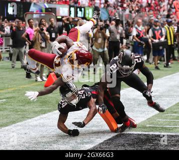 Atlanta, USA. Oktober 2021. Das Washington Football Team läuft zurück J.D. McKissic geht mit dem Atlanta Falcons Cornerback A.J. in die Endzone für den Spielsieger Terrell (links) und Sicherheit Duron Harmon kommen spät mit dem Hit in der letzten Minute für einen 34-30 Sieg am Sonntag, 3. Oktober 2021 im Mercedes Benz Stadium in Atlanta. (Foto von Curtis Compton/Atlanta Journal-Constitution/TNS/Sipa USA) Quelle: SIPA USA/Alamy Live News Stockfoto