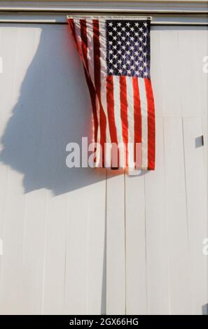 Amerikanische Flagge auf weißer Scheunentür in Woodstock, Vermont Stockfoto