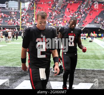 Atlanta, USA. Oktober 2021. Atlanta Falcons Quarterback Matt Ryan und knappes Ende Kyle Pitts gehen nach dem Sturz 34-30 zum Washington Football Team am Sonntag, den 3. Oktober 2021 im Mercedes Benz Stadium in Atlanta vom Feld niedergeschlagen. (Foto von Curtis Compton/Atlanta Journal-Constitution/TNS/Sipa USA) Quelle: SIPA USA/Alamy Live News Stockfoto