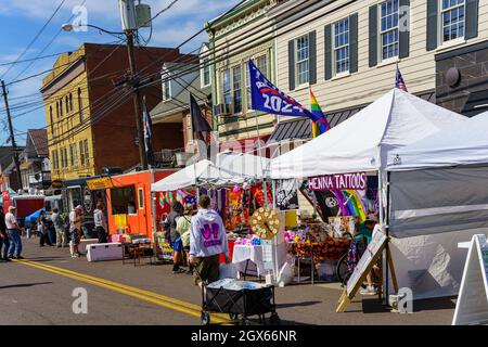 New Holland, PA, USA - 2. Oktober 2021: Mehrere Lebensmittel- und Wildstände auf der jährlichen Community Street Fair in einer kleinen Gemeinde in Lancaster Count Stockfoto