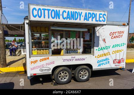 New Holland, PA, USA - 2. Oktober 2021: Einer der vielen Essensstände auf der jährlichen Community Street Fair in einer kleinen Gemeinde in Lancaster County Stockfoto