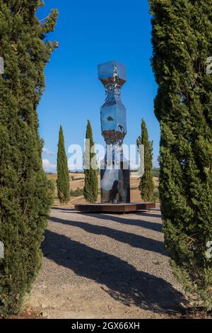 Ionische Säule von Helidon Xhixha unter Zypressen bei I Cipressi di San Quirico d'Orcia, San Quirico d'Orcia, in der Nähe von Pienza, Toskana, Italien im September Stockfoto