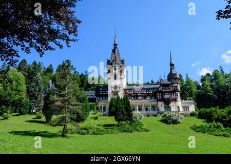 Schönes Neorenaissance-Gebäude der Burg Peles (Castelul Peles) in der Nähe des Bucegi-Gebirges (Muntii Bucegi) an einem sonnigen Sommertag in Sinaia, Romani Stockfoto