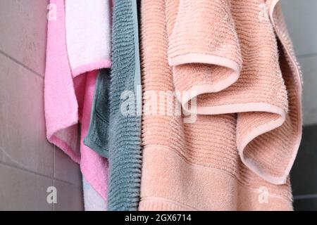 Duschtücher hängen aus der Nähe an der Wand des Badezimmers Stockfoto
