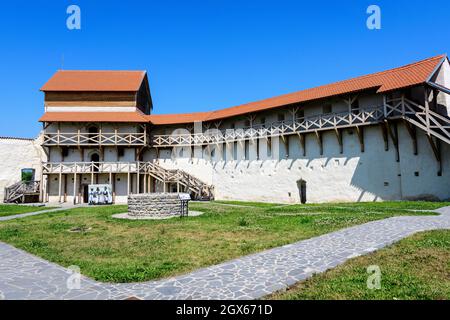 Feldioara - mittelalterliche Festung Marienburg (Cetatea Feldioara) nach der Renovierung im Kreis Brasov, im südlichen Teil von Siebenbürgen (Transilvania) re Stockfoto