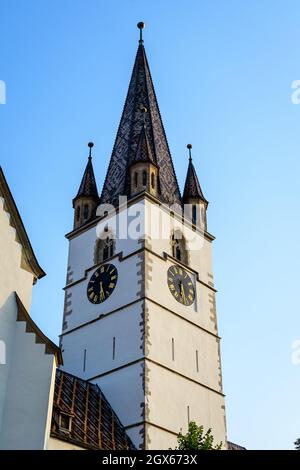 Renovierter historischer Altbau der Lutherischen Kathedrale der Heiligen Maria (Catedrala Evanghelica Sfanta Maria) im alten Stadtzentrum von Sibiu, in Transy Stockfoto