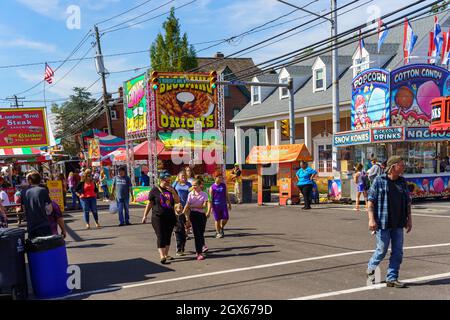 New Holland, PA, USA - 2. Oktober 2021: Menschen gehen auf der jährlichen Gemeindestraße in einer kleinen Gemeinde in Lancaster County, PA. Stockfoto