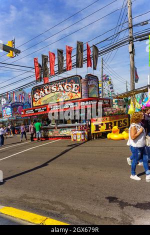 New Holland, PA, USA - 2. Oktober 2021: Einer der vielen Essensstände auf der jährlichen Community Street Fair in einer kleinen Gemeinde in Lancaster County Stockfoto