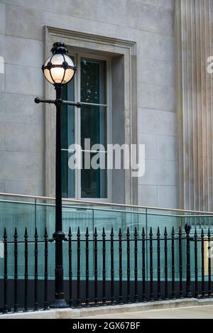 Architektonisches Detail des Royal College of Surgeons of England, Lincoln's Inn Fields, Holborn, London, England, VEREINIGTES KÖNIGREICH Stockfoto