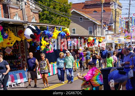 New Holland, PA, USA - 2. Oktober 2021: Menschen gehen auf der jährlichen Gemeindestraße in einer kleinen Gemeinde in Lancaster County, PA. Stockfoto