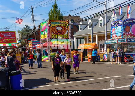 New Holland, PA, USA - 2. Oktober 2021: Menschen gehen auf der jährlichen Gemeindestraße in einer kleinen Gemeinde in Lancaster County, PA. Stockfoto