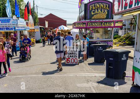 New Holland, PA, USA - 2. Oktober 2021: Menschen gehen auf der jährlichen Gemeindestraße in einer kleinen Gemeinde in Lancaster County, PA. Stockfoto