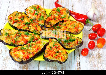 Gefüllte Auberginen-Snacks mit Tomaten, Knoblauch und Käse Stockfoto